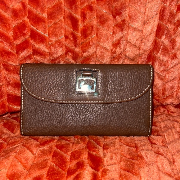 Dooney and Bourke Dillen collection continental wallet - Picture 3 of 11